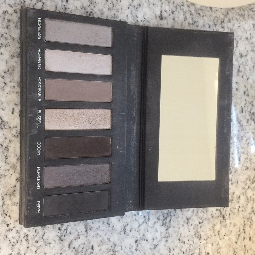 Younique Addiction Shadow Pallet 2